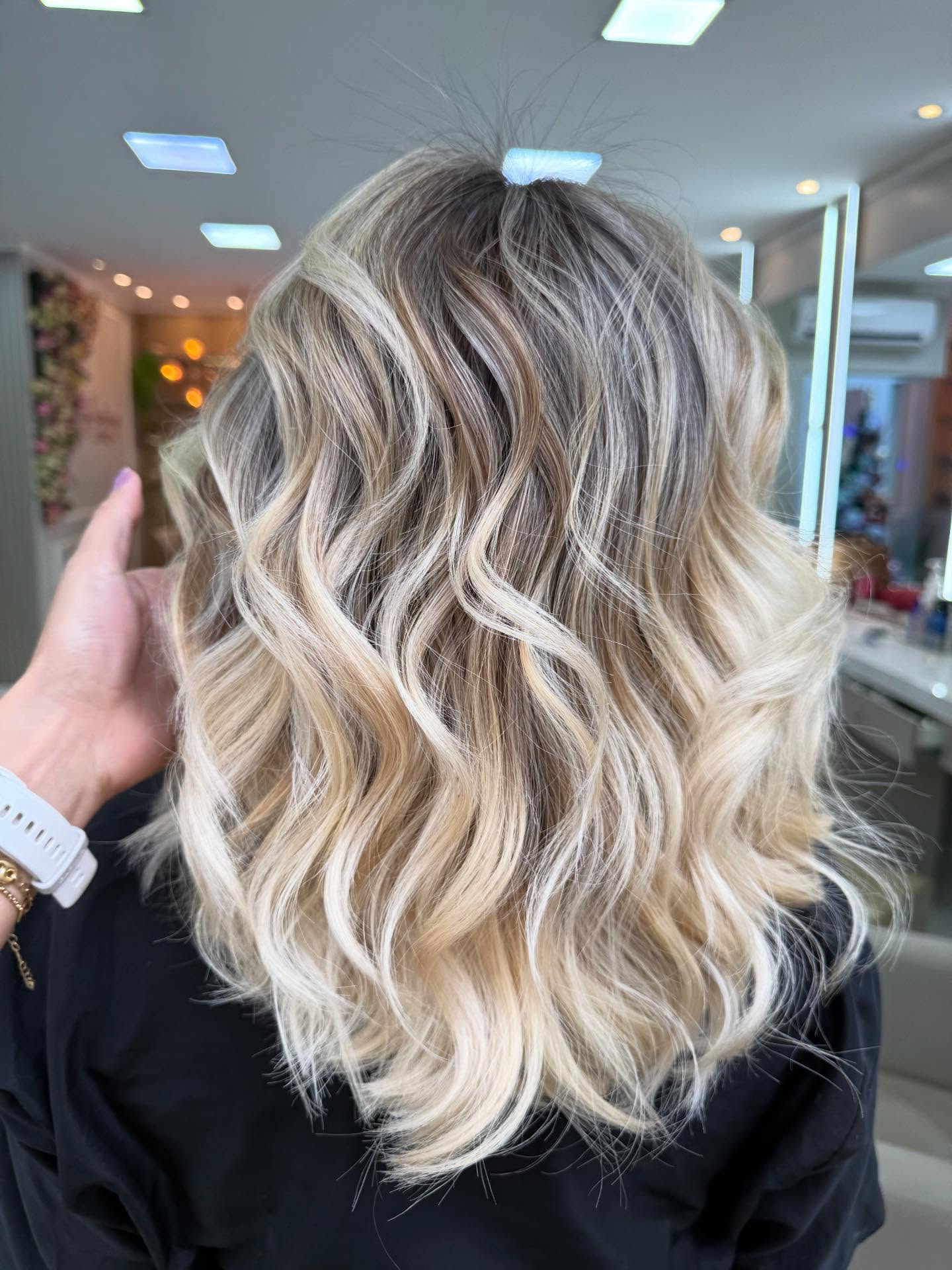 Resultado de loiro balayage visto pelas costas